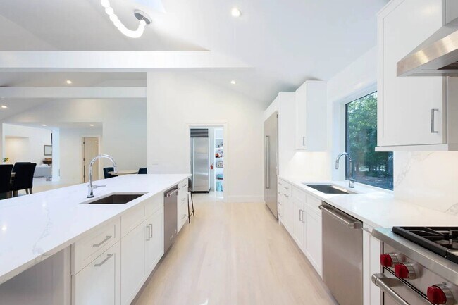 Building Photo - 500 Water Mill Towd Rd