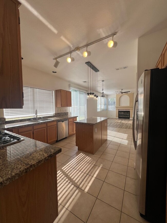 Building Photo - Gated 4 bedroom with a bonus room in Summe...