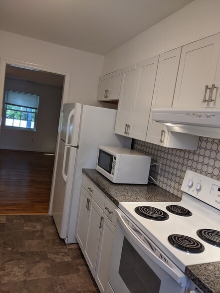 kitchen with micro - 400 Davie Rd