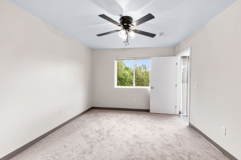 Building Photo - 352 Deschane Ave