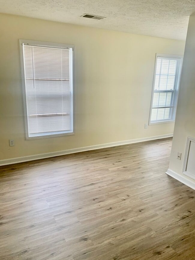 Building Photo - 3 Bedroom Townhouse