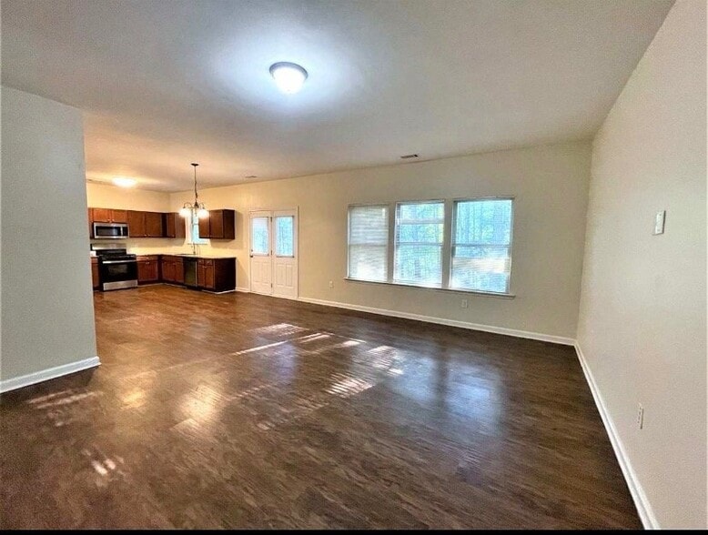 Building Photo - 2495 Valley Creek Dr