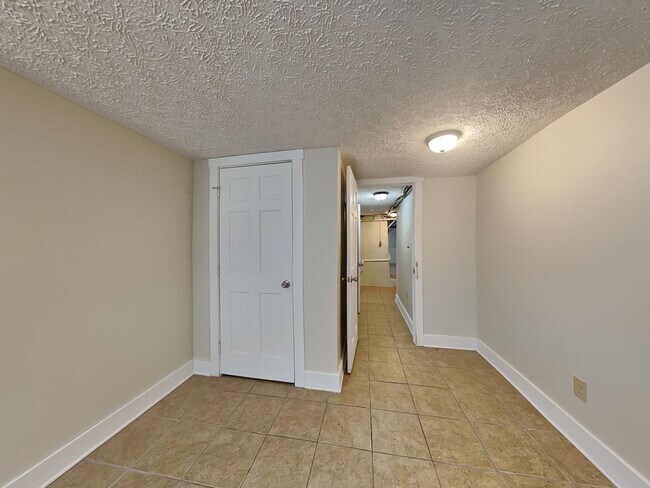 Building Photo - 1391 Indianola Ave