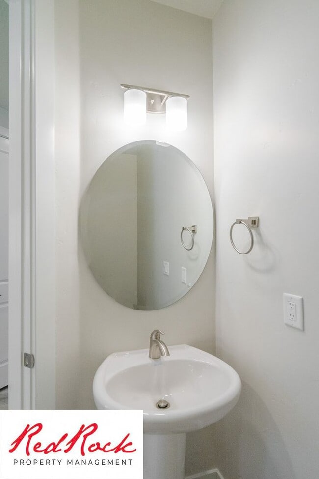 Building Photo - Hurricane Valley 3 Bedroom Townhome