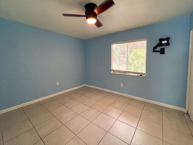 Building Photo - 2BR/1BA Flat Biking/Walking Distance to UF...