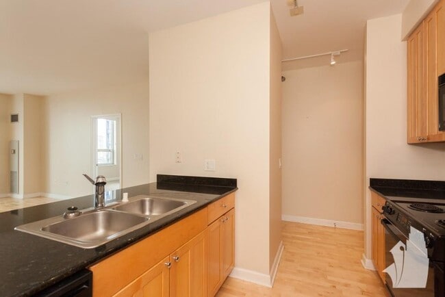 Building Photo - 1 bedroom in Chicago IL 60654