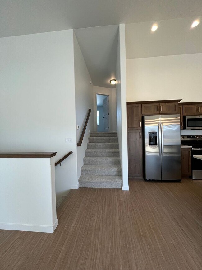 Building Photo - 3 Bed 3 Bath TownHome