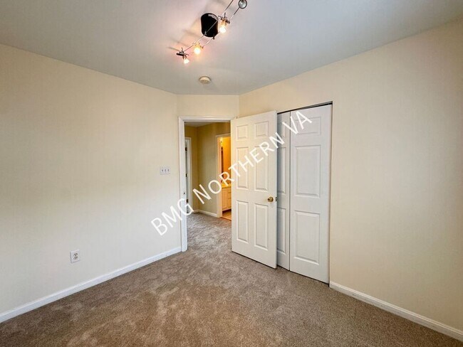 Building Photo - 10230 Magnolia Grove Dr
