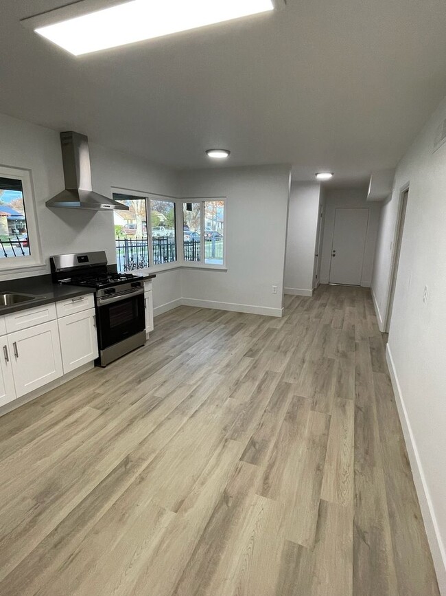 Building Photo - Beautifully Remodeled Home!