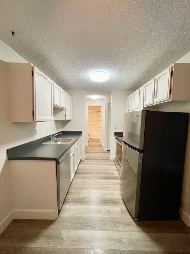 Building Photo - Nicely Renovated 2 Bedroom, 1 Bath Duplex ...