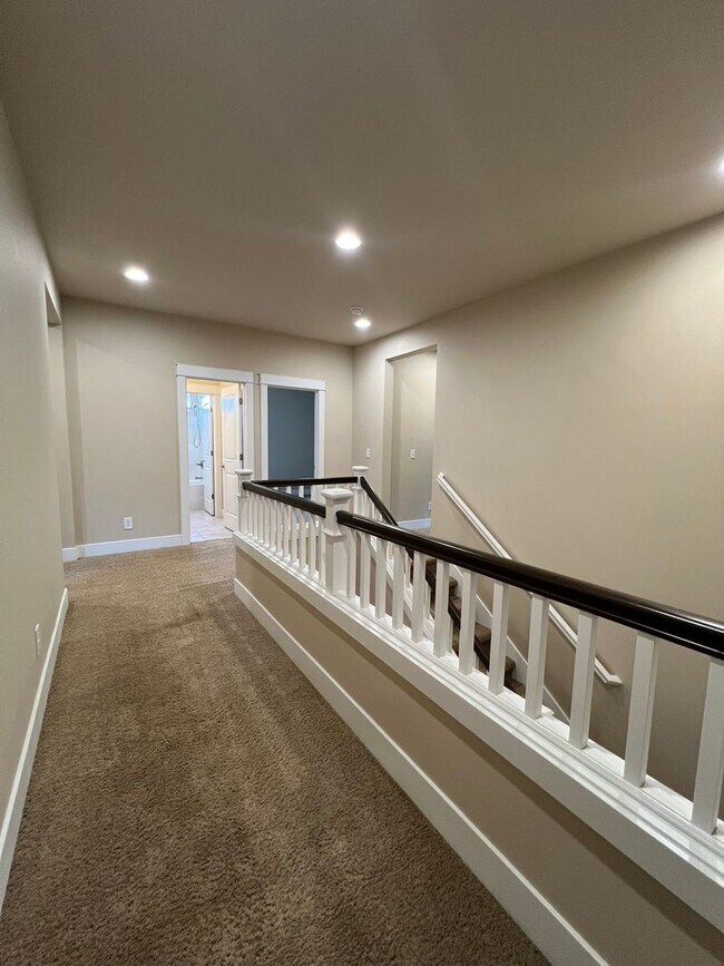 Building Photo - Large 5 Bedroom Home in Tumwater