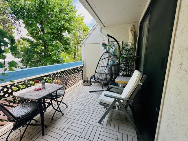 Building Photo - Stunning 2 bedroom/ 2 bath Condo in Creekw...