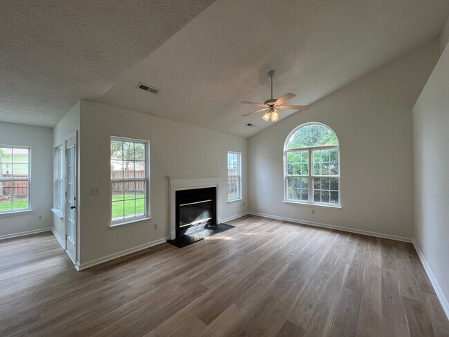 Building Photo - Discover this well-maintained 3-bedroom, 2-bath home in Carriage Hills