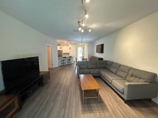 Building Photo - Magnetite Loop