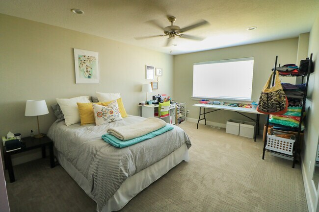 Building Photo - Beautiful 4 bed 3.5 bath townhome in Aspen...