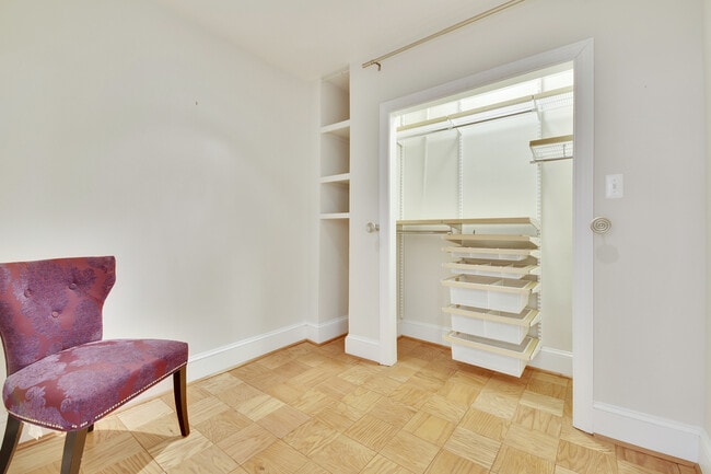 Building Photo - Spacious efficiency right in between Dupon...