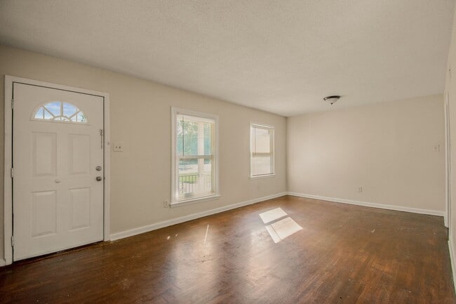 Building Photo - VOUCHERS ACCEPTED!!  Fully Updated 3BR/1B ...