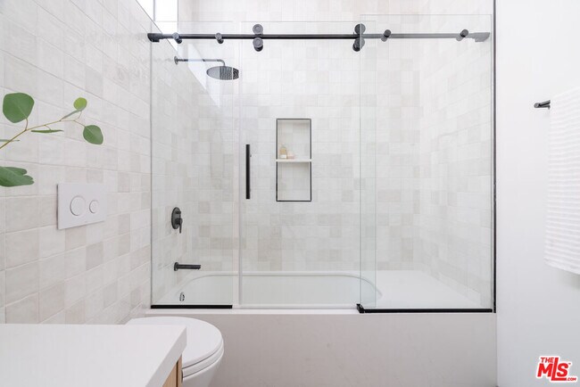 Building Photo - 609 Broadway St