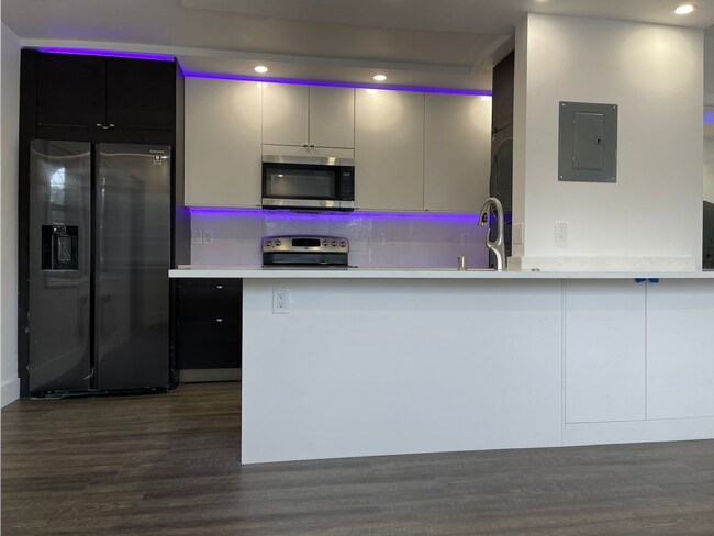 Building Photo - 1100 NE 9th Ave