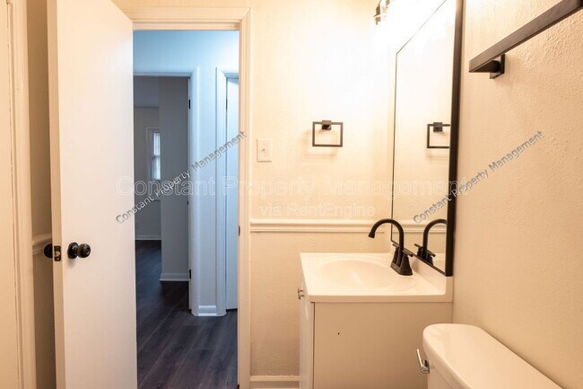 Building Photo - 2416 Hillside Dr