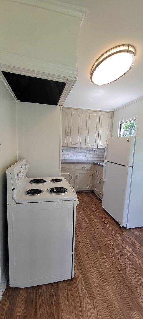 Building Photo - Amazing 4 bedroom/2 bath Two-story home wi...