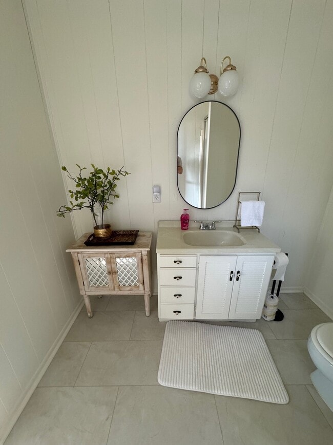 Building Photo - 1104 E Sycamore St