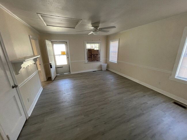 Building Photo - 2 Bedroom House - Available late August