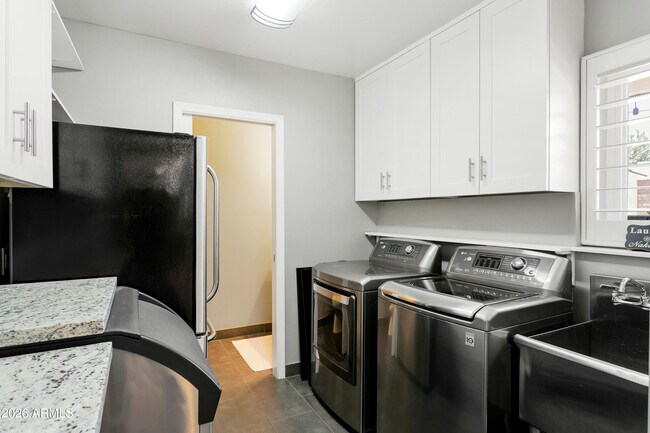 Building Photo - 6259 E Calle Redonda