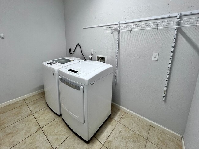 Building Photo - $2,695 Church & Clovis Ave., 4 Bedroom House - Edna Ave. Fresno / Energy Efficient