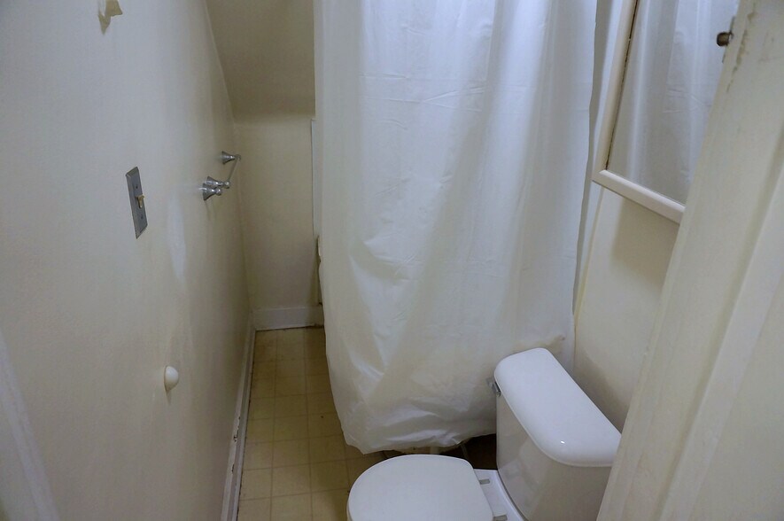 Building Photo - 1815 N Astor St