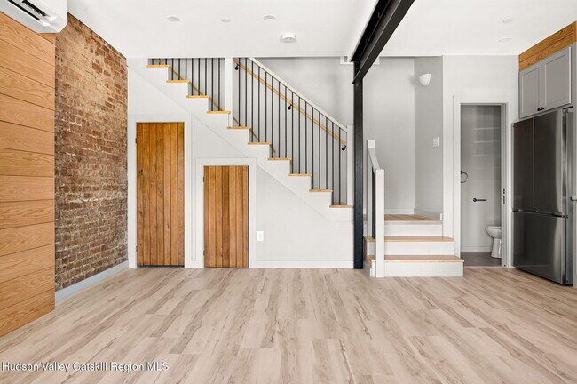 Building Photo - 176 Hudson St