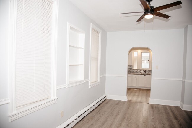 Building Photo - 154 S 8th St