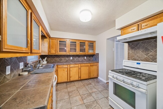 Building Photo - 5618 Sweetbriar St