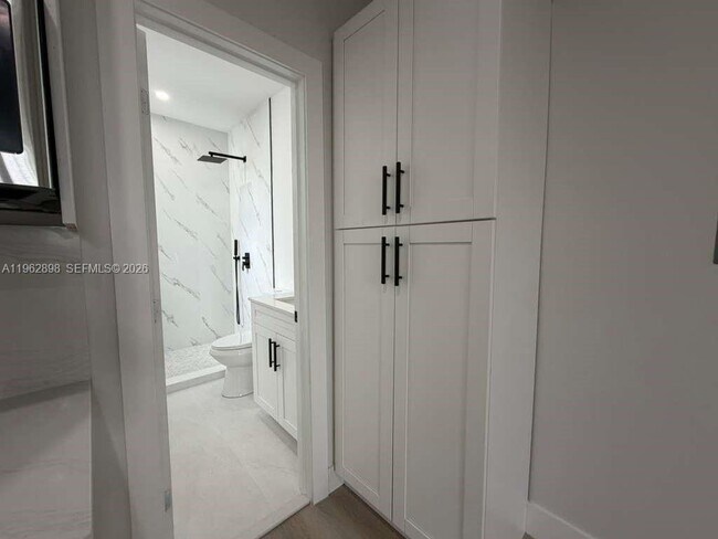 Building Photo - 2425 SW 6th St