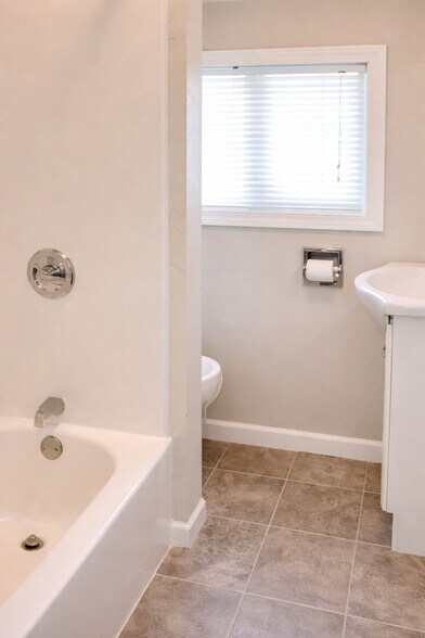 Building Photo - 305 S Van Buren St