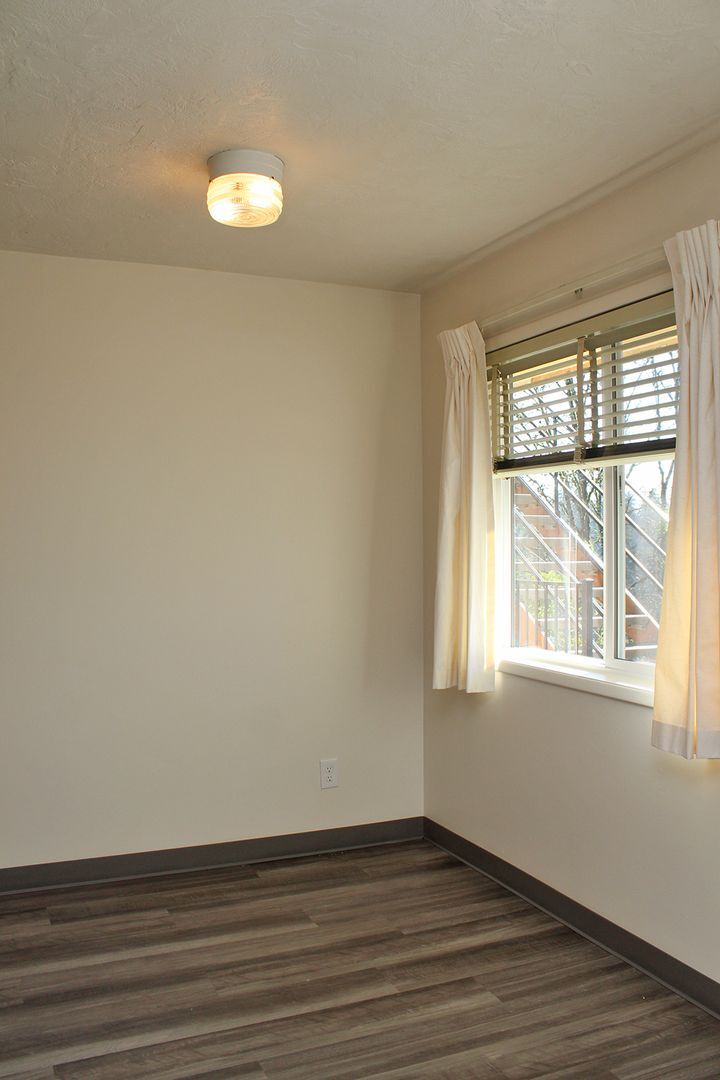 Building Photo - 930 SW Gibbs St