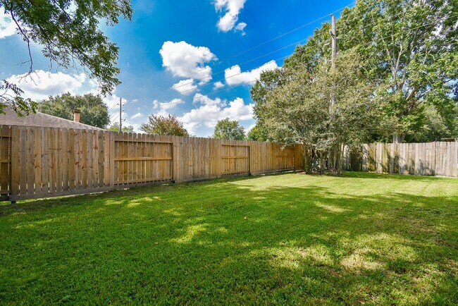 Building Photo - 22743 Red River Dr