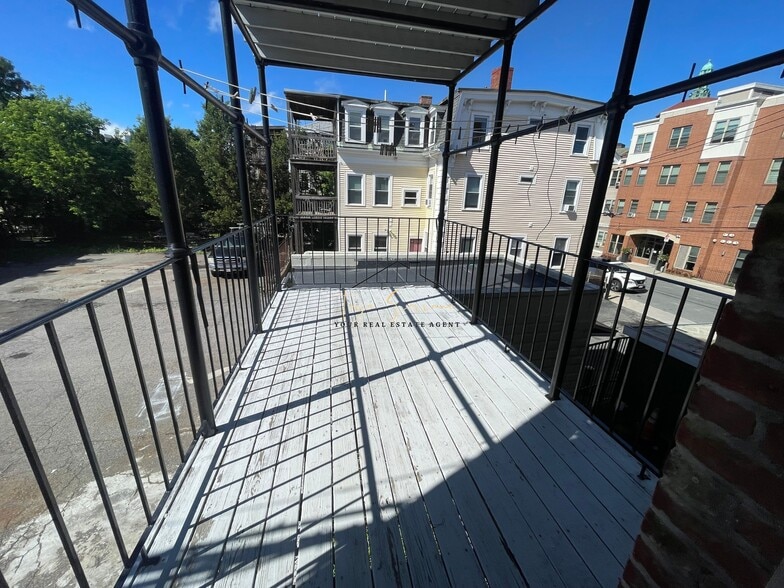 Building Photo - 369 Centre St