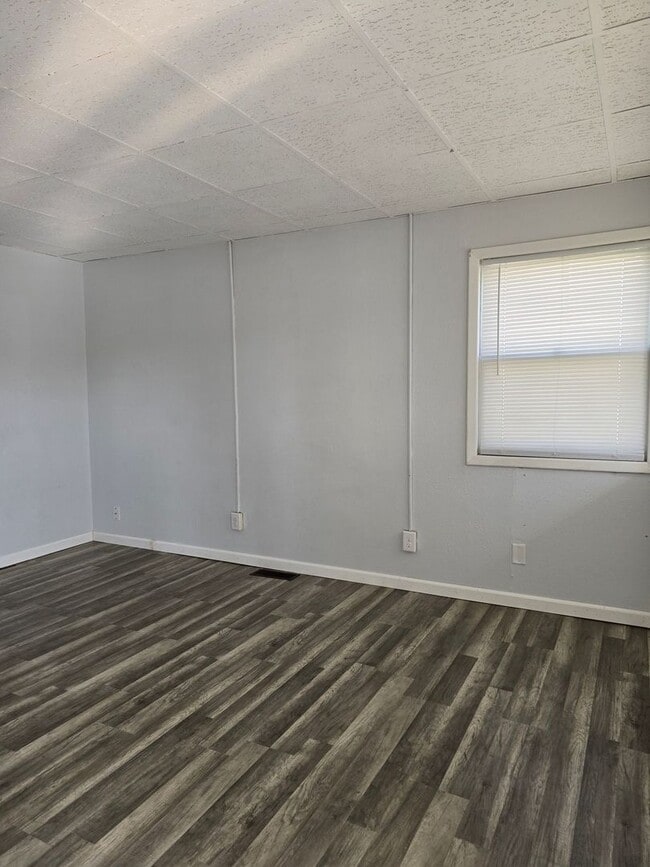 Building Photo - 2 Bedroom 1 Bath Unit in Triplex