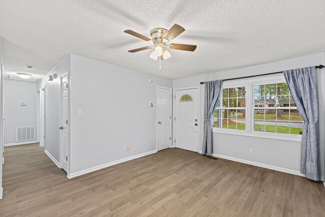 Building Photo - Charming 3 bedroom Available Now