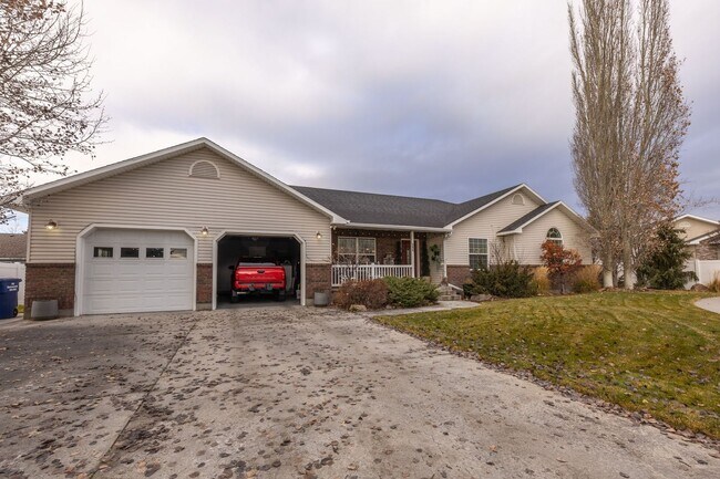 Building Photo - 3 Bedroom 2 bath home in Sugar City Idaho 2 stall garage in awesome neighborhood