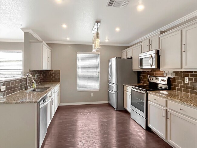 Building Photo - Spacious 5-Bedroom Retreat with Oversized ...