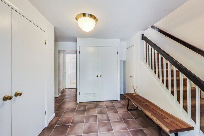 Building Photo - 3 bedroom/2 bath Light Filled Home Located in a Quiet Cul-de-Sac