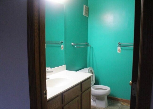 Building Photo - End Unit Townhome *3Bed/2.5 Bath*3 Season Porch! Available 10/1.
