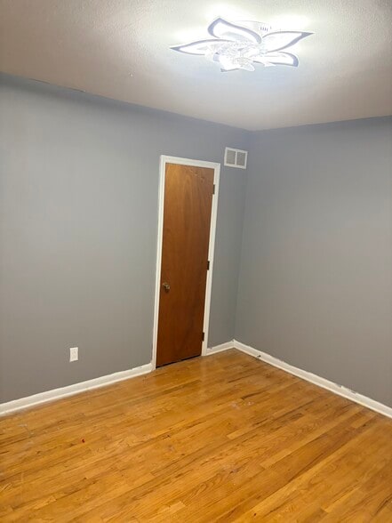 Building Photo - 582 Roberta Ave