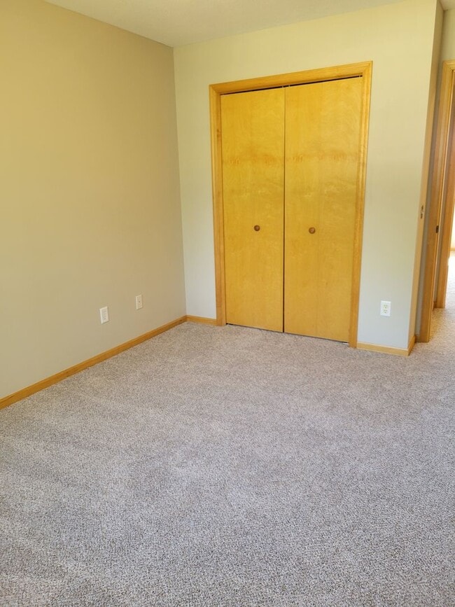 Building Photo - 3 Bedroom Townhouse - Middle Unit