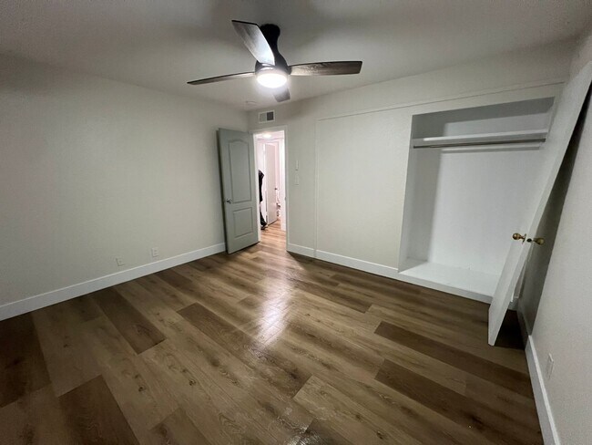 Building Photo - Dinuba Home! Coming Soon!