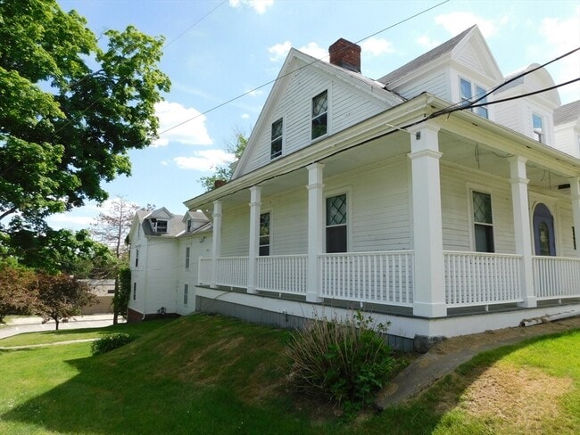 Building Photo - 963 Main St