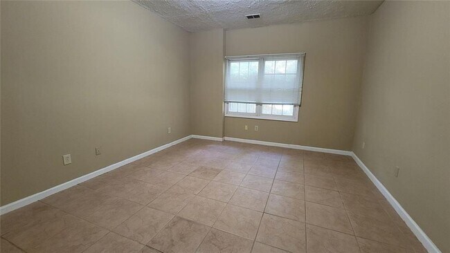 Building Photo - 5005 Johns Creek Ct