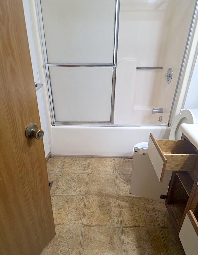 Building Photo - Great 3 Bed 2 Bath 2 Car Garage Split Level Duplex- Pets ok!